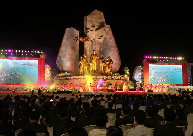 Long trọng khánh thành Tượng đài Chủ tịch Hồ Chí Minh với nhân dân Quảng Bình - Ảnh 1.