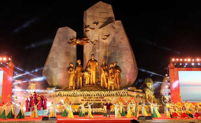 Long trọng khánh thành Tượng đài Chủ tịch Hồ Chí Minh với nhân dân Quảng Bình - Ảnh 4.