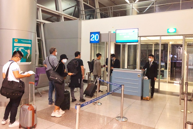 
Since the midnight of 12 June 2020, passengers and the flight crew of Bamboo Airways are at Tan Son Nhat Airport to prepare for the repatriated flight that takes off at 3:00. Bamboo Airways has strictly complied with stringent regulations of the Ministry of Health and related agencies on pandemic prevention and control.

