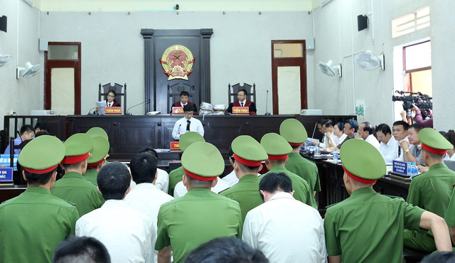 Xử phúc thẩm vụ nữ sinh giao gà ở Điện Biên: Nữ bị cáo tóc bạc trắng sau vài tháng - Ảnh 2.