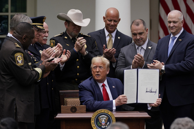 Tổng thống Mỹ ký sắc lệnh cải tổ lực lượng cảnh sát - Ảnh 2.