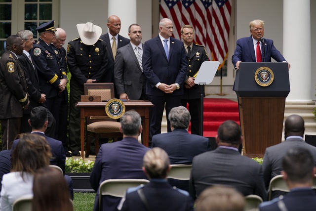 Tổng thống Mỹ ký sắc lệnh cải tổ lực lượng cảnh sát - Ảnh 3.