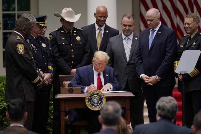 Tổng thống Mỹ ký sắc lệnh cải tổ lực lượng cảnh sát - Ảnh 1.