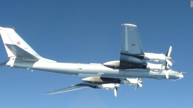 Máy bay quân sự Mỹ đánh chặn máy bay ném bom của Nga - Ảnh 1.
