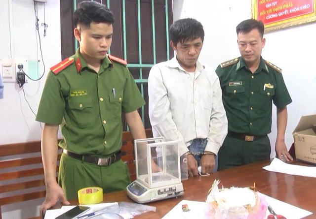 Đang đèo 1kg ma túy đá từ bên kia biên giới về Việt Nam thì bị bắt giữ - Ảnh 1.
