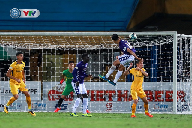 Thắng CLB Hà Nội, Sông Lam Nghệ An vươn lên đẫn đầu BXH V.League - Ảnh 10.