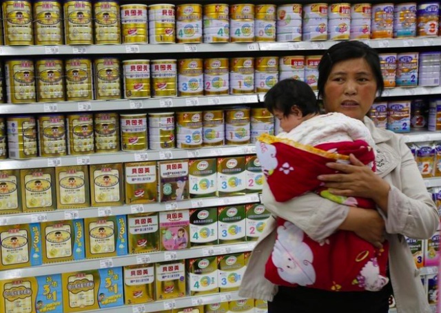 Lo ngại COVID-19, dân Trung Quốc đổ xô đi mua sữa bột nhập ngoại - Ảnh 2.