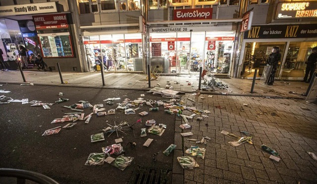 Bạo loạn tại Đức: 40 cửa hiệu bị đập phá, hàng chục cảnh sát bị thương - Ảnh 1.