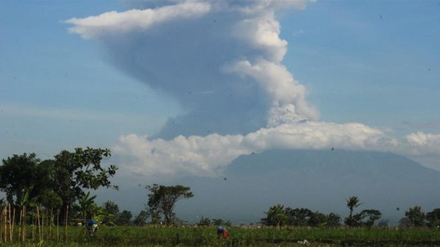 Núi lửa phun trào tro bụi 6km, Indonesia ra cảnh báo hàng không mức cao nhất - Ảnh 1.