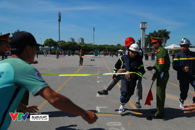 Cảnh sát PCCC&CHCN Hà Nội trình diễn nghiệp vụ khủng: Trèo tường, vượt rào, dập lửa cứu người  - Ảnh 6.