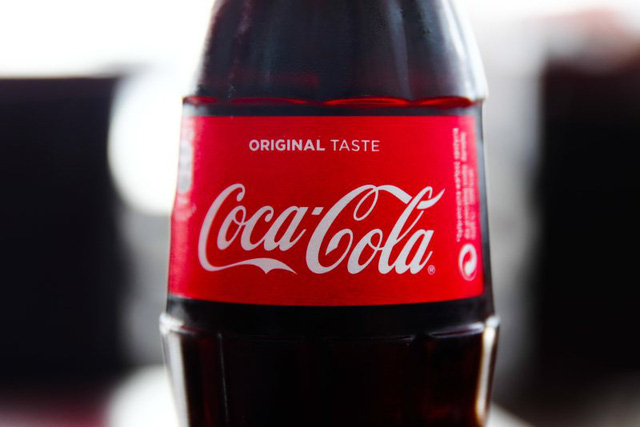 Coca-Cola tạm dừng quảng cáo trên tất cả nền tảng truyền thông mạng xã hội - Ảnh 1.