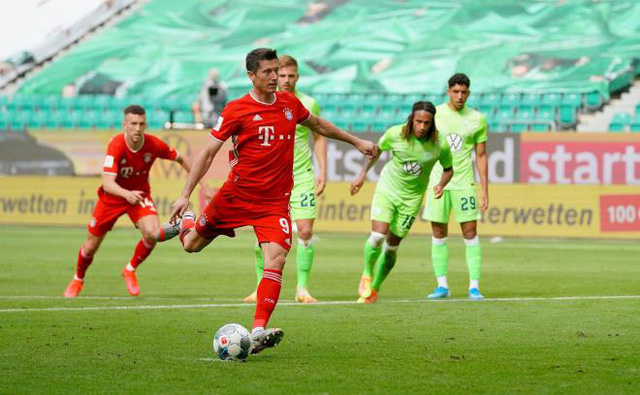 Wolfsburg 0-4 Bayern Munich: Bayern đăng quang trước khán đài trống vắng - Ảnh 3.