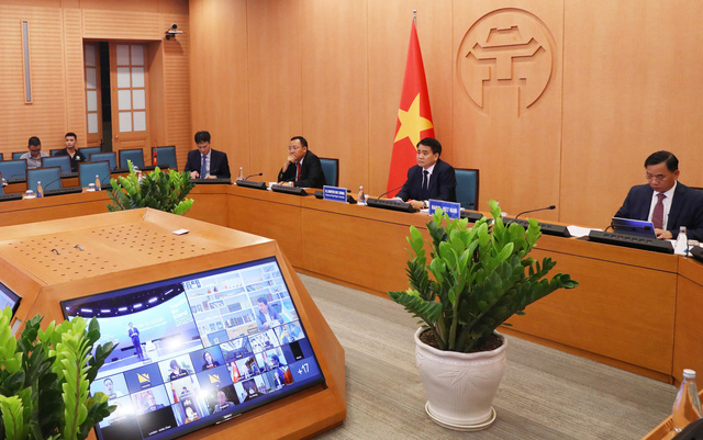 Chủ tịch Hà Nội chia sẻ kinh nghiệm chống dịch COVID-19 với các thị trưởng thành phố trên thế giới - Ảnh 1.