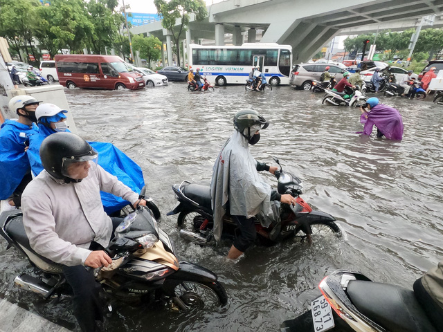 Nhiều tuyến đường tại TP.HCM ngập sau cơn mưa lớn - Ảnh 4.