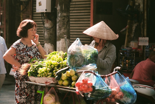 Người Hà Nội chật vật mưu sinh dưới nắng hè gay gắt - Ảnh 7.