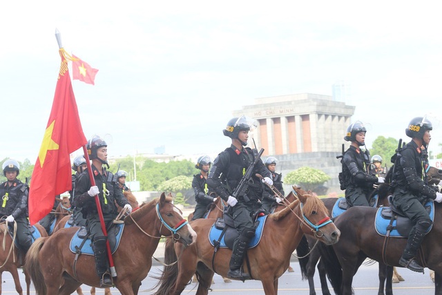 VIDEO: Đoàn Kỵ binh CSCĐ chính thức ra mắt, diễu hành trước Lăng Bác và Nhà Quốc hội - Ảnh 1.