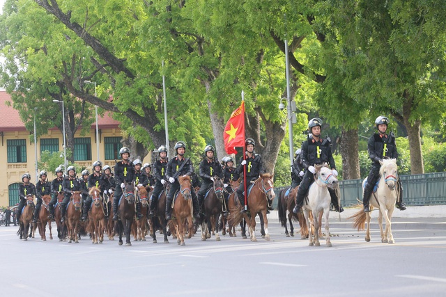 VIDEO: Đoàn Kỵ binh CSCĐ chính thức ra mắt, diễu hành trước Lăng Bác và Nhà Quốc hội - Ảnh 7.