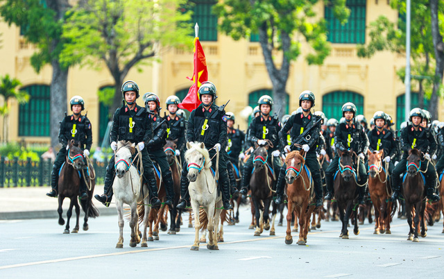 ẢNH: Đoàn Cảnh sát cơ động Kỵ binh oai nghiêm diễu hành trước Lăng Bác và Nhà quốc hội - Ảnh 9.