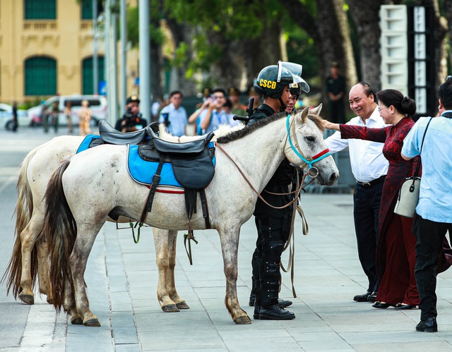 ẢNH: Đoàn Cảnh sát cơ động Kỵ binh oai nghiêm diễu hành trước Lăng Bác và Nhà quốc hội - Ảnh 4.