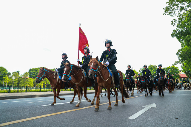 ẢNH: Đoàn Cảnh sát cơ động Kỵ binh oai nghiêm diễu hành trước Lăng Bác và Nhà quốc hội - Ảnh 2.