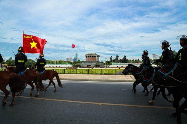 ẢNH: Đoàn Cảnh sát cơ động Kỵ binh oai nghiêm diễu hành trước Lăng Bác và Nhà quốc hội - Ảnh 13.