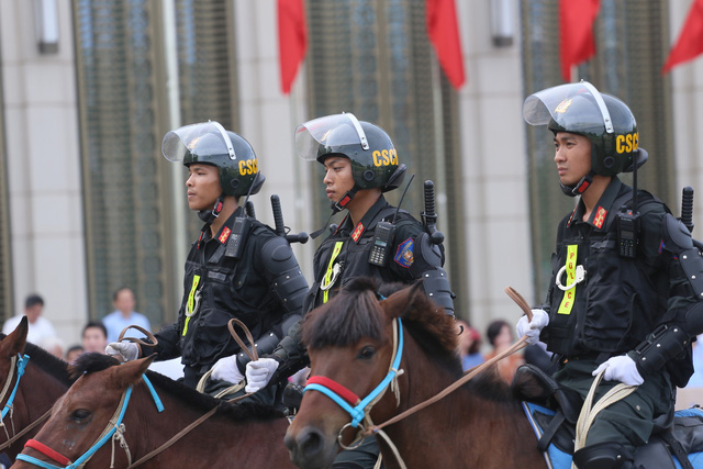 VIDEO: Đoàn Kỵ binh CSCĐ chính thức ra mắt, diễu hành trước Lăng Bác và Nhà Quốc hội - Ảnh 4.