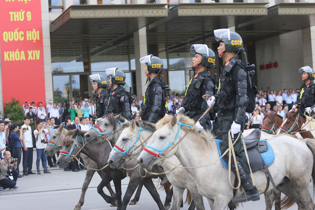 VIDEO: Đoàn Kỵ binh CSCĐ chính thức ra mắt, diễu hành trước Lăng Bác và Nhà Quốc hội - Ảnh 3.