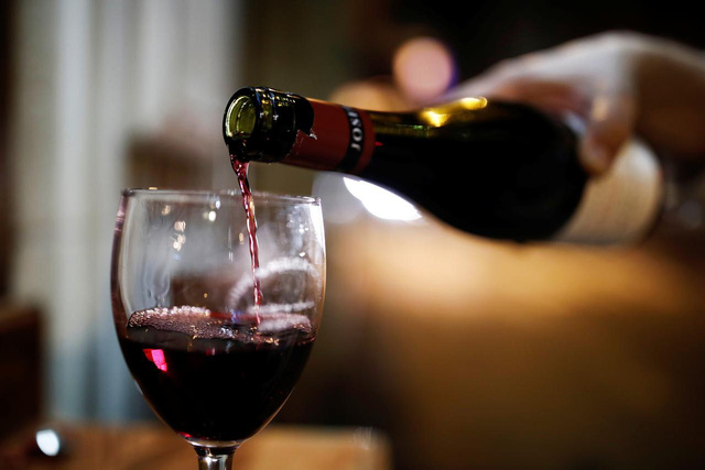 Rượu vang Pháp tồn kho vì dịch biến thành… nước rửa tay - Ảnh 1.