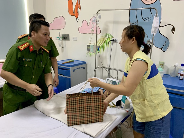 Phòng Cảnh sát môi trường CATP Hà Nội giúp đỡ trẻ em tim bẩm sinh - Ảnh 4.