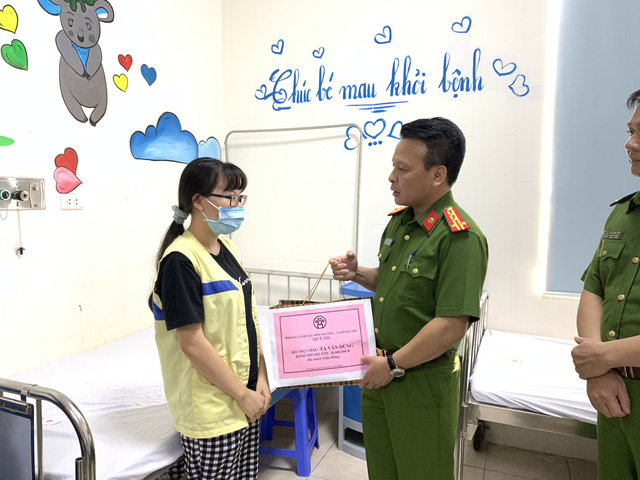 Phòng Cảnh sát môi trường CATP Hà Nội giúp đỡ trẻ em tim bẩm sinh - Ảnh 2.