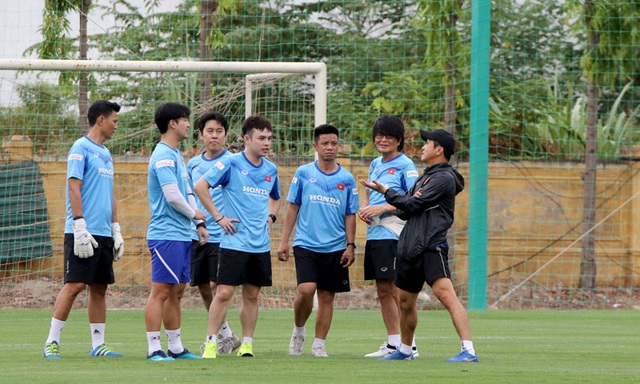 Các cầu thủ nỗ lực thể hiện khả năng trong buổi tập đầu tiên của ĐT U22 Việt Nam - Ảnh 1.