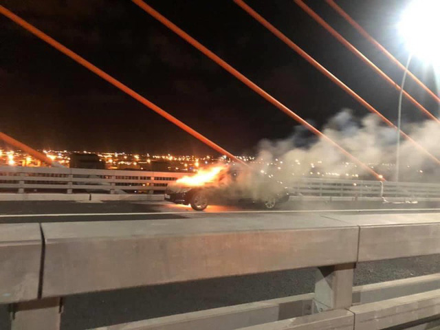 Xe Mercedes bốc cháy dữ dội trên cầu Bạch Đằng - Ảnh 1.