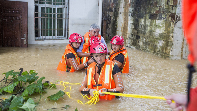 Lũ lụt lịch sử, nước ngập đến nóc nhà ở miền Đông, Trung Quốc - Ảnh 1.