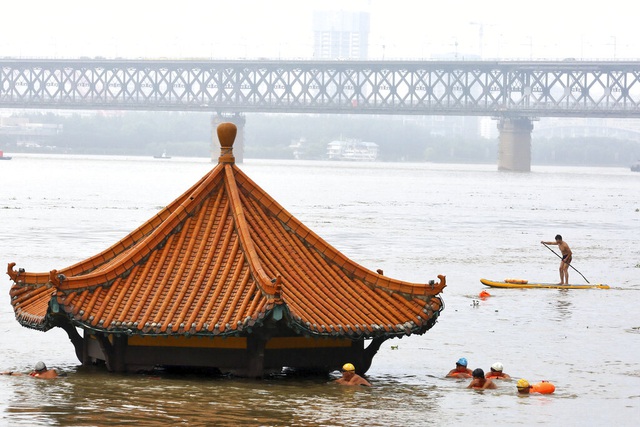 Lũ lụt lịch sử, nước ngập đến nóc nhà ở miền Đông, Trung Quốc - Ảnh 2.