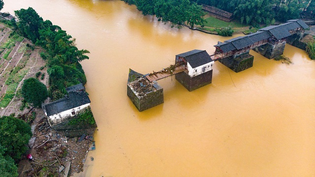 Lũ lụt lịch sử, nước ngập đến nóc nhà ở miền Đông, Trung Quốc - Ảnh 4.