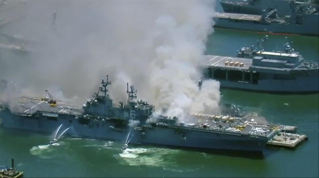 Cháy nổ trên tàu chiến Mỹ, 21 người bị thương - Ảnh 2.