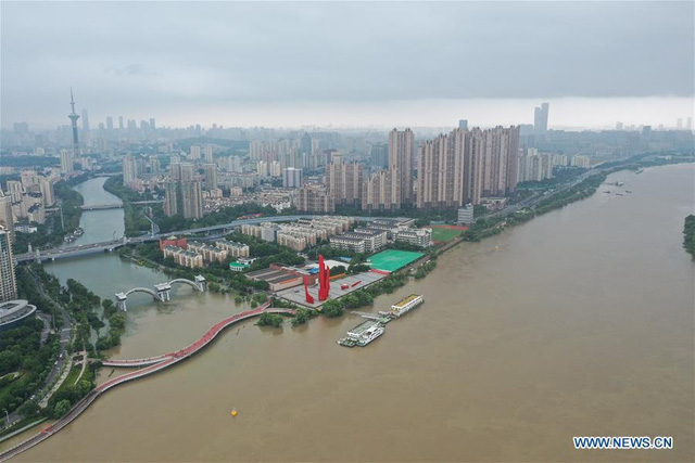 Lũ lụt ở Trung Quốc: Nước sông Dương Tử tiếp tục dâng cao, thách thức cho đập Tam Hiệp - Ảnh 1.