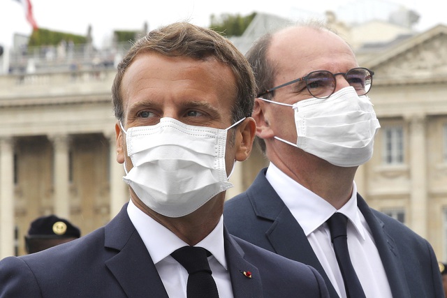Tổng thống Pháp yêu cầu đeo khẩu trang tại tất cả địa điểm công cộng - Ảnh 1.