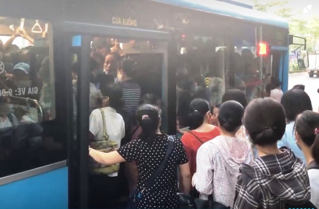 Vật vã chen lên xe bus giữa Thủ đô: Chật chội, khó thở còn hơn nhỡ chuyến - Ảnh 2.