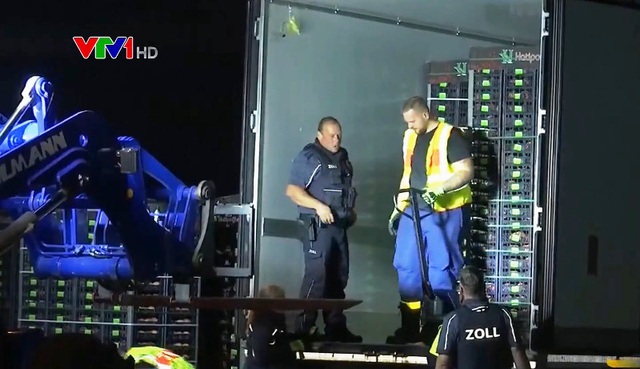 Đức phát hiện xe tải đông lạnh chở 30 người di cư - Ảnh 2.