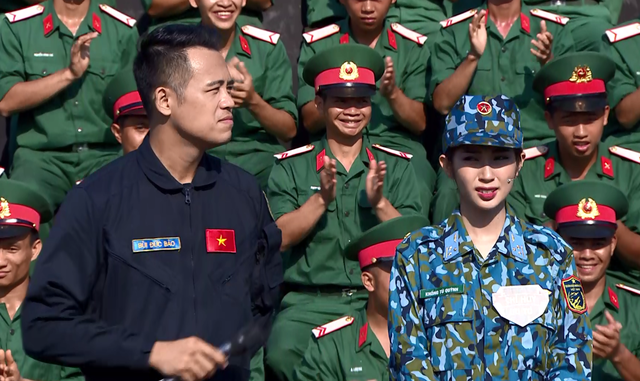 Khổng Tú Quỳnh run rẩy khi đứng cạnh các chiến sĩ phi công - Ảnh 1.