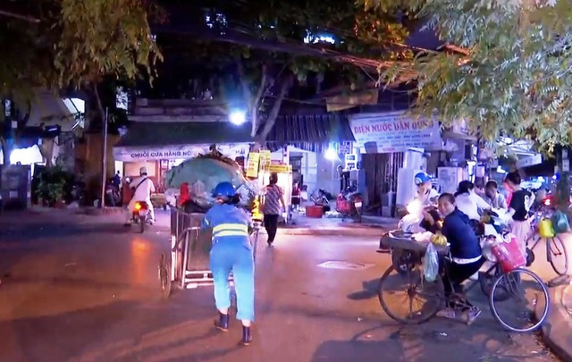 Công nhân vệ sinh căng mình thu gom rác thải ùn ứ trong đêm tại Hà Nội - Ảnh 2.
