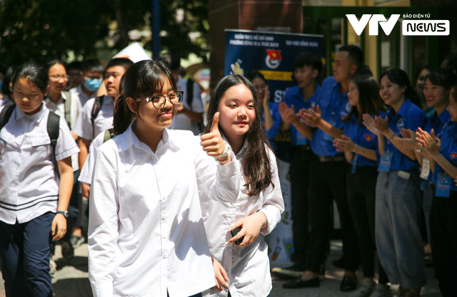 Thi vào lớp 10 công lập tại Hà Nội: Thí sinh vui mừng vì trúng tủ môn Ngữ văn - Ảnh 1.