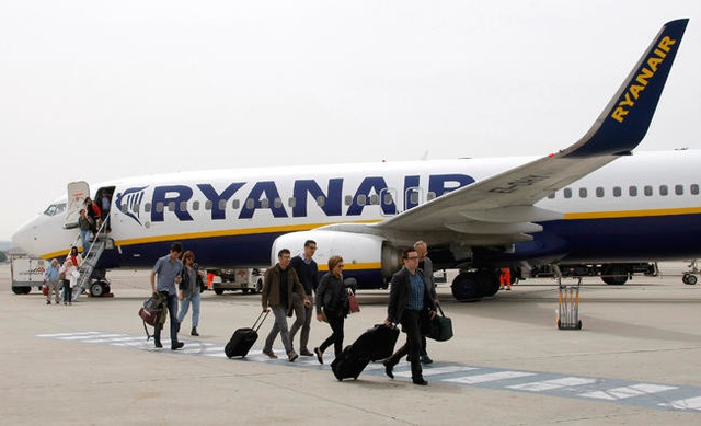 Máy bay Ryanair hạ cánh khẩn cấp do đe dọa đánh bom - Ảnh 1.