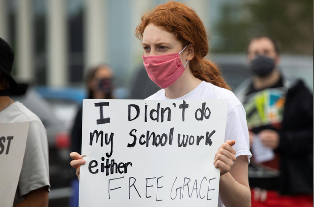 Giới trẻ Mỹ biểu tình phản đối việc một học sinh bị giam giữ vì... không làm bài tập - Ảnh 1.