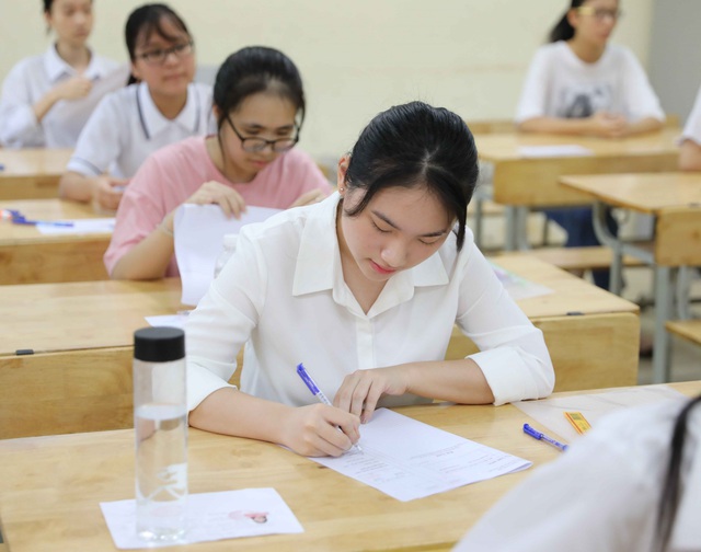 Chuyện hy hữu ở kỳ thi vào lớp 10 tại Hà Nội: Thông báo đổi điểm thi trong đêm, học sinh mếu máo vì nhầm lịch - Ảnh 1.