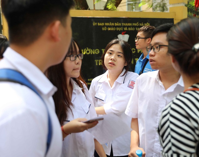 Nhiều trường THPT chuyên ở Hà Nội hoãn thi vì COVID-19 - Ảnh 1.