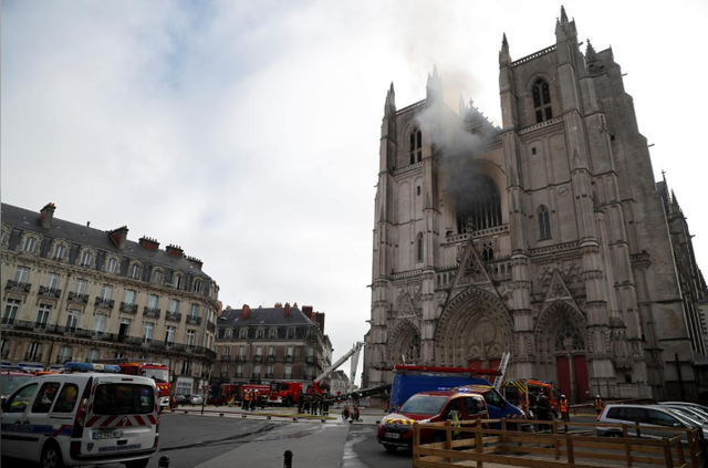Cháy nhà thờ cổ được xây dựng từ thế kỷ 15 tại Pháp, nghi phạm đã bị bắt - Ảnh 1.
