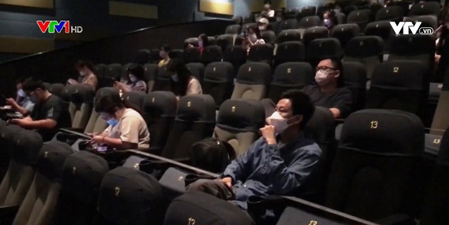 Trung Quốc mở lại rạp chiếu phim tại các khu vực có rủi ro thấp - Ảnh 1.