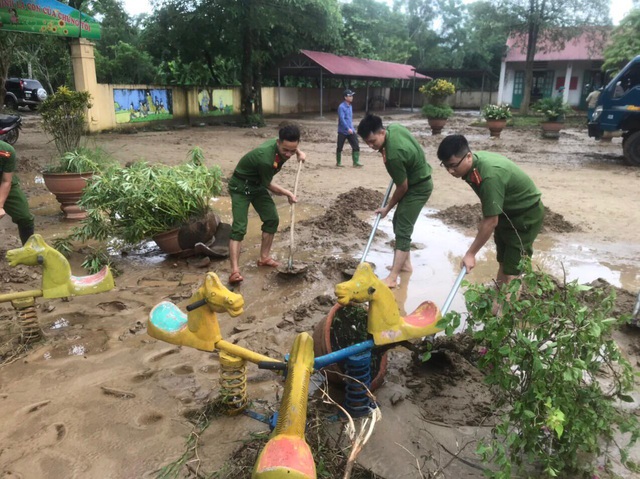 Sau mưa lớn, ngập sâu, Hà Giang tập trung hỗ trợ người dân, khắc phục hậu quả - Ảnh 10.